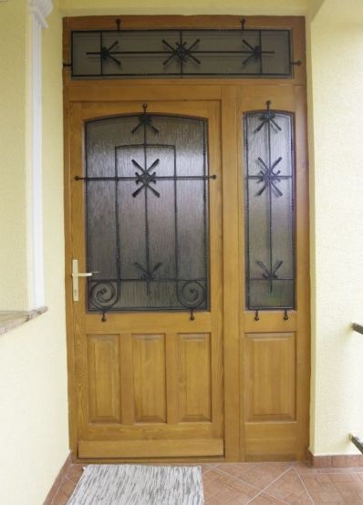 Fa bejárati ajtó